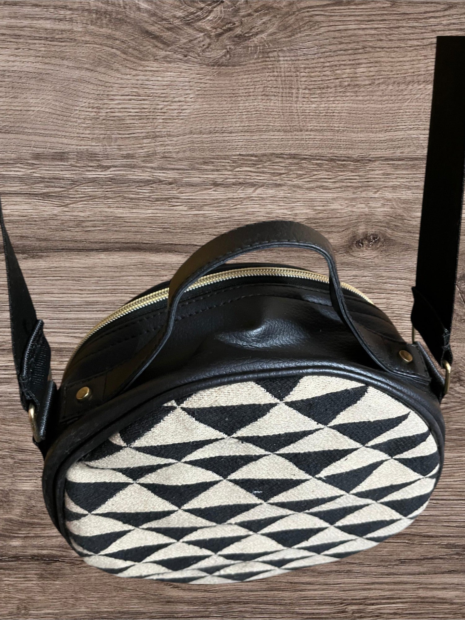 Round sling bag ( Triangle design)